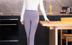 美女抓胸乳摇爆衣动态图